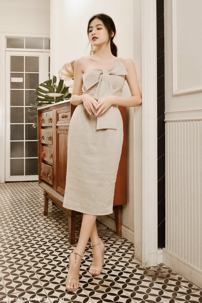 ĐẦM ÔM MỘT DÂY NƠ LỚN TRƯỚC NGỰC - DN2439